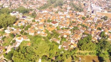 Hava Çekimi. İnsansız hava aracı konut ve şehrin dışındaki yerleşim alanlarına bakıyor. Bandung - Endonezya