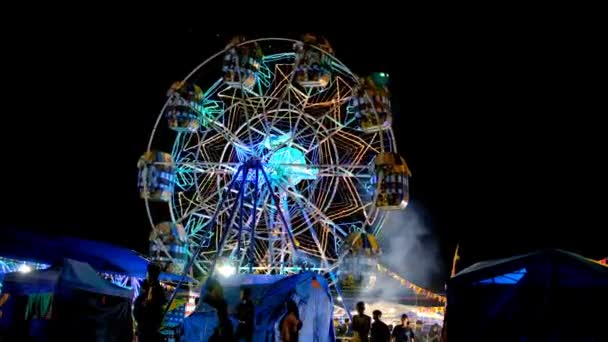 Filmación Del Paisaje Video Una Rueda Ferris Colorida Parque Atracciones — Vídeos de Stock