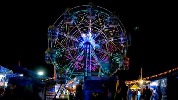 Landscape Footage Video Colorful Ferris Wheel Amusement Park Lit Brightly — Stock Video