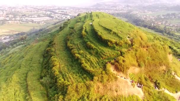 Hava Çekimi Cicalengka Bölgesindeki Keroncong Tepesi Nden Yeşil Bir Tepe — Stok video