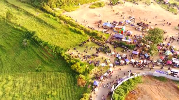 Luchtfoto Video Bovenaanzicht Van Een Traditionele Markt Carnaval Een Heuveltop — Stockvideo