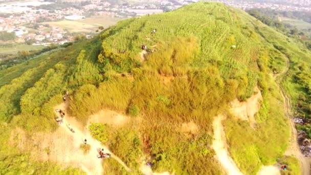 エアリアルドローンビデオ バンドン地域の高原の丘からの景色と素晴らしい景色の眺め 高品質の4Kフッテージ — ストック動画
