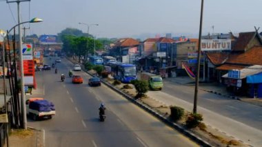 Cileunyi 'de zaman aşımı Bandung otoyolları ve şehir merkezi manzarası. Metropolis 'teki iki şeritli otoyolda hızlı bir ulaşım. İş çıkış saatinin 4K video zamanı. Endonezya