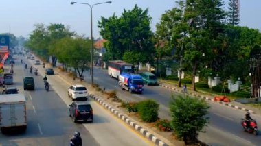 Cileunyi 'de zaman aşımı Bandung otoyolları ve şehir merkezi manzarası. Metropolis 'teki iki şeritli otoyolda hızlı bir ulaşım. İş çıkış saatinin 4K video zamanı. Endonezya