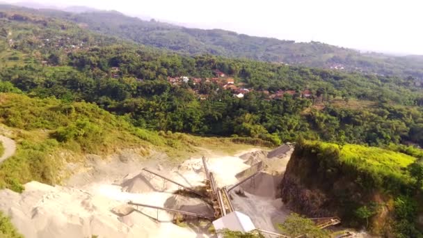 工业萃取和制造图像 石坑和输送带的空中录像 用于分发石料 位于Pangradinan山的活跃采矿设施 优质4K影片 — 图库视频影像