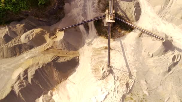 工业萃取和制造图像 石坑和输送带的空中录像 用于分发石料 位于Pangradinan山的活跃采矿设施 优质4K影片 — 图库视频影像