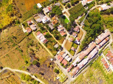Dağın tepesindeki güzel köyün havadan görünüşü. Hava Aracı Atışı. Huzurlu kırsal kesimde canlı bir köy büyüleyici bir mimari ve yemyeşil, Bandung - Endonezya