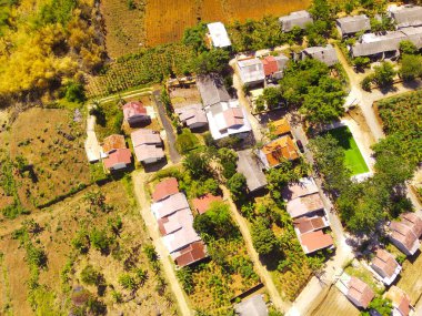 Dağın tepesindeki güzel köyün havadan görünüşü. Hava Aracı Atışı. Huzurlu kırsal kesimde canlı bir köy büyüleyici bir mimari ve yemyeşil, Bandung - Endonezya