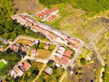 Dağın tepesindeki güzel köyün havadan görünüşü. Hava Aracı Atışı. Huzurlu kırsal kesimde canlı bir köy büyüleyici bir mimari ve yemyeşil, Bandung - Endonezya