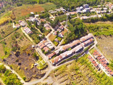 Dağın tepesindeki güzel köyün havadan görünüşü. Hava Aracı Atışı. Huzurlu kırsal kesimde canlı bir köy büyüleyici bir mimari ve yemyeşil, Bandung - Endonezya