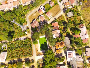 Dağın tepesindeki güzel köyün havadan görünüşü. Hava Aracı Atışı. Huzurlu kırsal kesimde canlı bir köy büyüleyici bir mimari ve yemyeşil, Bandung - Endonezya