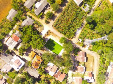 Dağın tepesindeki güzel köyün havadan görünüşü. Hava Aracı Atışı. Huzurlu kırsal kesimde canlı bir köy büyüleyici bir mimari ve yemyeşil, Bandung - Endonezya