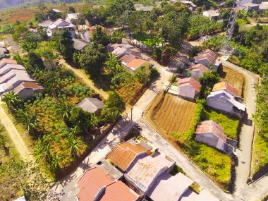 Dağın tepesindeki güzel köyün havadan görünüşü. Hava Aracı Atışı. Huzurlu kırsal kesimde canlı bir köy büyüleyici bir mimari ve yemyeşil, Bandung - Endonezya