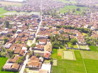 Şatafatlı Yeşil Bölge 'deki Şehir Mimarisi ve Konut Mahallesi Kuş Gözü Görünümü. Hava Drone 'u. Zirai alanlarla çevrili canlı bir şehir manzarası. Bandung - Endonezya