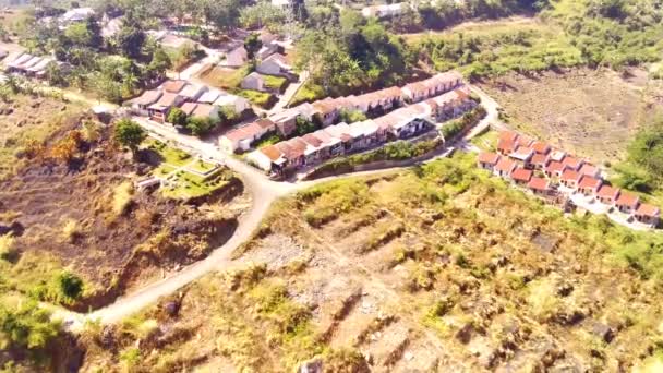 Letecká Drone Videa Pohled Malebnou Rezidenční Čtvrť Vrcholu Hory Osídlení — Stock video