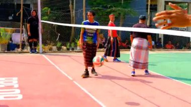 Bandung, Batı Cava, Endonezya - 17 Ağustos 2023: 78. Endonezya Bağımsızlık Günü 'nü komşular arasında oynanan voleybol maçı ile kutlayan Endonezyalı beyefendiler. Yüksek Kalite 4K Görüntü
