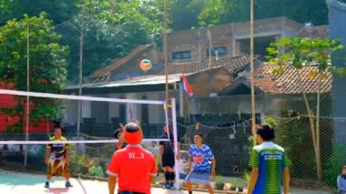 Bandung, Batı Cava, Endonezya - 17 Ağustos 2023: 78. Endonezya Bağımsızlık Günü 'nü komşular arasında oynanan voleybol maçı ile kutlayan Endonezyalı beyefendiler. Yüksek Kalite 4K Görüntü