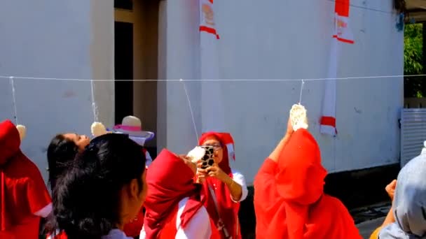 バンドン 西ジャワ インドネシア 2023年8月17日 インドネシア第78回インドネシア独立記念日を祝うアジアの母親のビデオ 高品質の4Kフッテージ — ストック動画