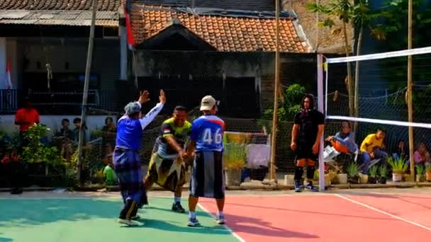 印度尼西亚西爪哇万隆 2023年8月17日 印度尼西亚视频先生们与邻国举行排球赛 庆祝第78个印度尼西亚独立日 优质4K影像 — 图库视频影像