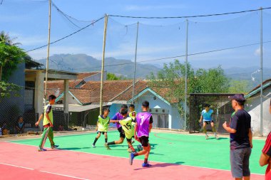 Bandung, Batı Cava, Endonezya - 17 Ağustos 2023: Bir futsal sahasında 78. bağımsızlık gününü kutlamak için komşular arasındaki Futsal rekabet. Yüksek Kaliteli Fotoğraflar