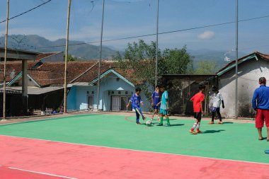 Bandung, Batı Cava, Endonezya - 17 Ağustos 2023: Çocuklar arasında, Endonezya 'nın 78. bağımsızlık gününü anmak için bir yerleşim bölgesinde yapılan futbol müsabakası.