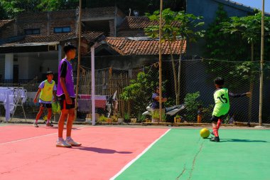 Bandung, Batı Cava, Endonezya - 17 Ağustos 2023: Çocuklar arasında, Endonezya 'nın 78. bağımsızlık gününü anmak için bir yerleşim bölgesinde yapılan futbol müsabakası.