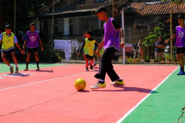 Bandung, Batı Cava, Endonezya - 17 Ağustos 2023: Bir futsal sahasında 78. bağımsızlık gününü kutlamak için komşular arasındaki Futsal rekabet. Yüksek Kaliteli Fotoğraflar