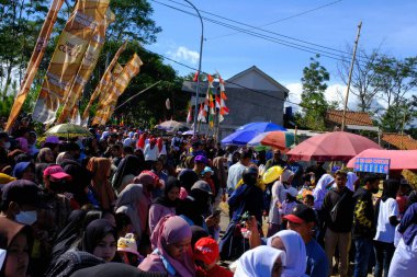 Bandung, Batı Cava, Endonezya - 17 Ağustos 2023: Endonezya 'nın 78. bağımsızlık gününü anmak için karnavalı canlandıran coşkulu köylüler.