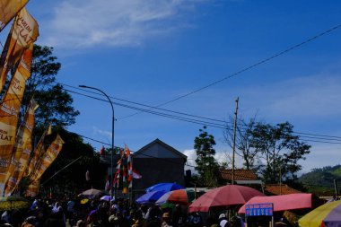 Bandung, Batı Cava, Endonezya - 17 Ağustos 2023: Endonezya 'nın 78. bağımsızlık gününü anmak için karnavalı canlandıran coşkulu köylüler.