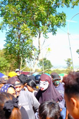 Bandung, Batı Cava, Endonezya - 17 Ağustos 2023: Endonezya 'nın 78. bağımsızlık gününü anmak için karnavalı canlandıran coşkulu köylüler.