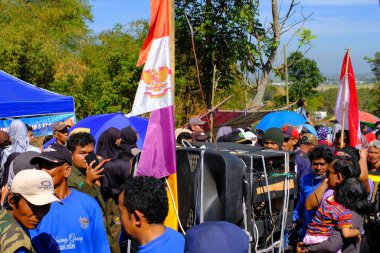 Bandung, Batı Cava, Endonezya - 17 Ağustos 2023: 78. bağımsızlık gününü kutlamak için düzenlenen karnaval etkinlikleri konvoyu. Geçit töreninde çekici renkleri olan eşsiz elbiseli bir konvoy. Kostüm Festivali