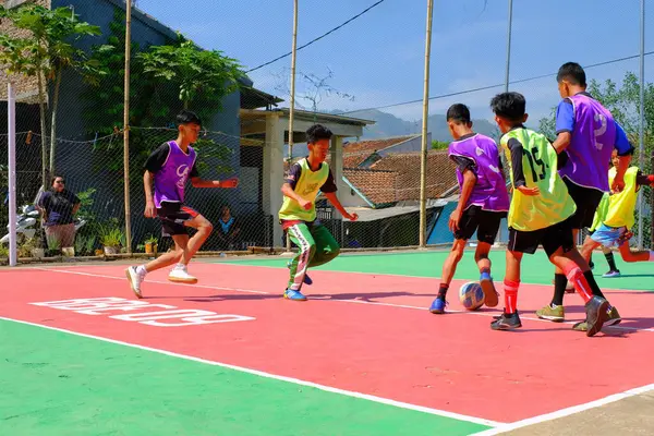 バンドン 西ジャワ インドネシア 2023年8月17日 インドネシアの78番目の独立記念日を住宅地で祝う子供たちの間のフットサル競争 — ストック写真