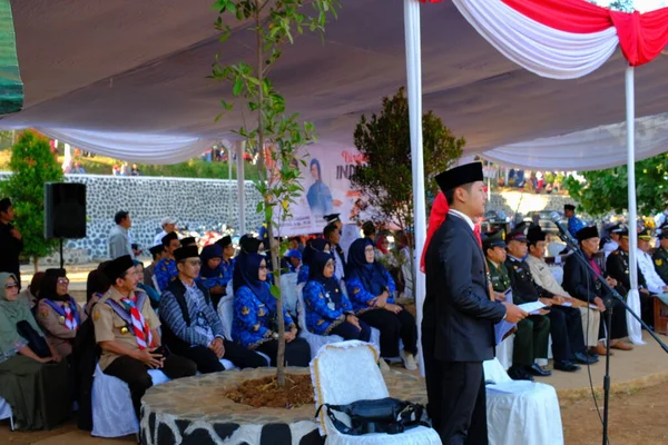 Bandung, Batı Cava, Endonezya - 17 Ağustos 2023: Endonezya 'nın 78. bağımsızlık gününde şehir meydanında düzenlenen bayrak törenine katılan hükümet yetkilileri.