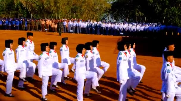 バンドン 西ジャワ インドネシア 2023年8月17日 インドネシアの78回目の独立記念日を祝うために Paskibra 軍を挙兵する旗 による昇進式の行列の映像 ビデオ — ストック動画