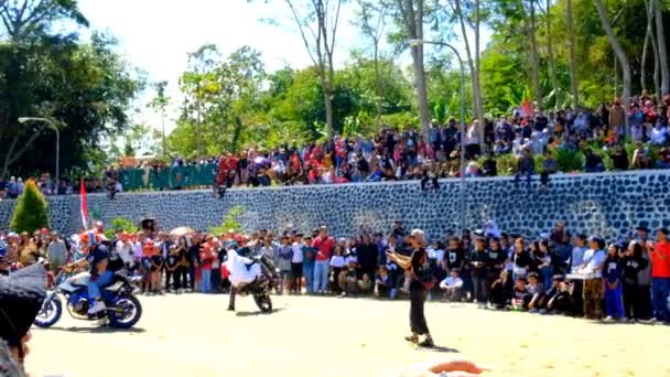 印度尼西亚西爪哇万隆 2023年8月17日 印度尼西亚第78个独立日在城市广场举行的景点和摩托车杂技表演 优质4K录影带 — 图库视频影像