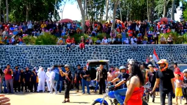 印度尼西亚西爪哇万隆 2023年8月17日 印度尼西亚第78个独立日在城市广场举行的景点和摩托车杂技表演 优质4K录影带 — 图库视频影像