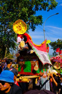 Bandung, Batı Cava, Endonezya - 17 Ağustos 2023: Endonezya 'nın 78. bağımsızlık günü festivaline katılan coşkulu vatandaşlar, konvoylar ve kostüm performansları.