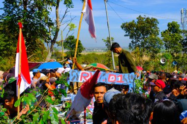 Bandung, Batı Cava, Endonezya - 17 Ağustos 2023: Endonezya 'nın 78. bağımsızlık günü festivaline katılan coşkulu vatandaşlar, konvoylar ve kostüm performansları.