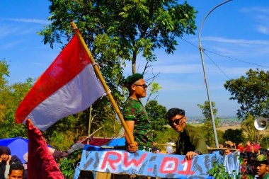 Bandung, Batı Cava, Endonezya - 17 Ağustos 2023: Endonezya 'nın 78. bağımsızlık günü festivaline katılan coşkulu vatandaşlar, konvoylar ve kostüm performansları.