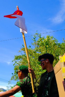 Bandung, Batı Cava, Endonezya - 17 Ağustos 2023: Endonezya 'nın 78. bağımsızlık günü festivaline katılan coşkulu vatandaşlar, konvoylar ve kostüm performansları.