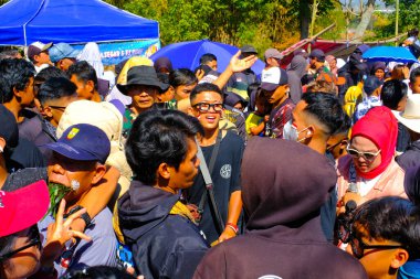 Bandung, Batı Cava, Endonezya - 17 Ağustos 2023: Endonezya 'nın 78. bağımsızlık günü festivaline katılan coşkulu vatandaşlar, konvoylar ve kostüm performansları.