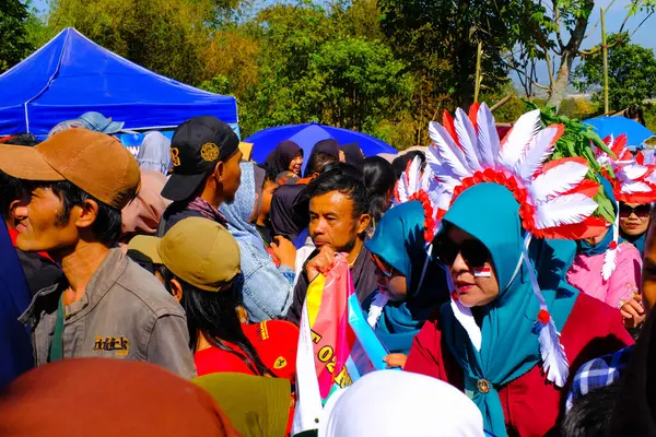 印度尼西亚西爪哇万隆 2023年8月17日 热情洋溢的公民在热闹的人群中参加印度尼西亚第78届独立日庆典 车队和服装表演 — 图库照片