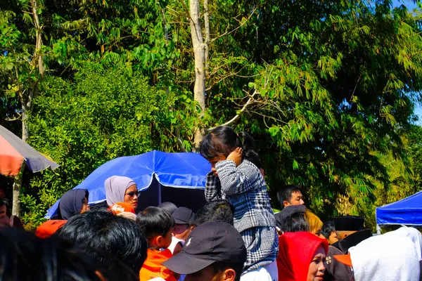 バンドン 西ジャワ インドネシア 2023年8月17日 インドネシアの第78回独立記念日フェスティバルに参加する熱狂的な市民 活発な群衆でコンボ 衣装パフォーマンス — ストック写真
