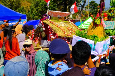 Bandung, Batı Cava, Endonezya - 17 Ağustos 2023: Endonezya 'nın 78. Bağımsızlık Günü Festivali' ne katılan kalabalık. Ana cadde boyunca kostüm gösterisi