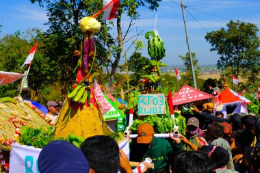 Bandung, Batı Cava, Endonezya - 17 Ağustos 2023: Endonezya 'nın 78. Bağımsızlık Günü Festivali' ne katılan kalabalık. Ana cadde boyunca kostüm gösterisi