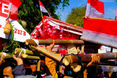 Bandung, Batı Cava, Endonezya - 17 Ağustos 2023: Endonezya 'nın 78. Bağımsızlık Günü Festivali' ne katılan kalabalık. Ana cadde boyunca kostüm gösterisi