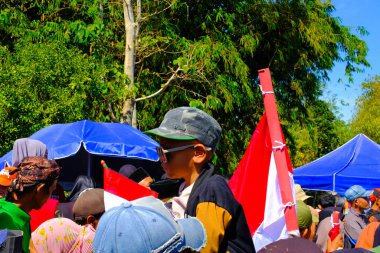 Bandung, Batı Cava, Endonezya - 17 Ağustos 2023: Endonezya 'nın 78. bağımsızlık günü festivalinde çeşitli kostüm ve dekorasyonlar, konvoylar ve hareketli kalabalıklar.