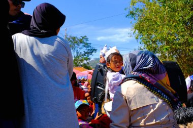 Bandung, Batı Cava, Endonezya - 17 Ağustos 2023: Endonezya 'nın 78. Bağımsızlık Günü Festivali' nde canlı bir kalabalık, cadde boyunca canlı bir kalabalıkla kostüm gösterileri.
