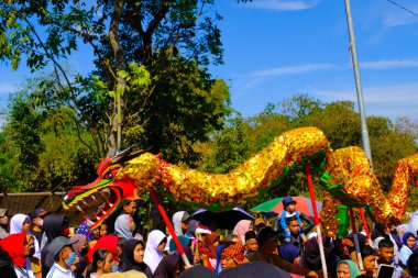 Bandung, Batı Cava, Endonezya - 17 Ağustos 2023: Endonezya 'nın 78. Bağımsızlık Günü Festivali' nde canlı bir kalabalık, cadde boyunca canlı bir kalabalıkla kostüm gösterileri.