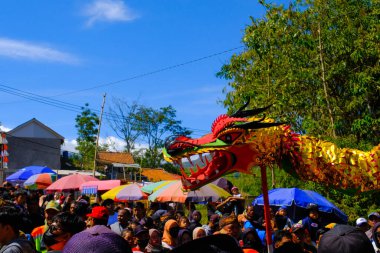 Bandung, Batı Cava, Endonezya - 17 Ağustos 2023: Endonezya 'nın 78. bağımsızlık günü festivalinde çeşitli kostüm ve dekorasyonlar, konvoylar ve hareketli kalabalıklar.